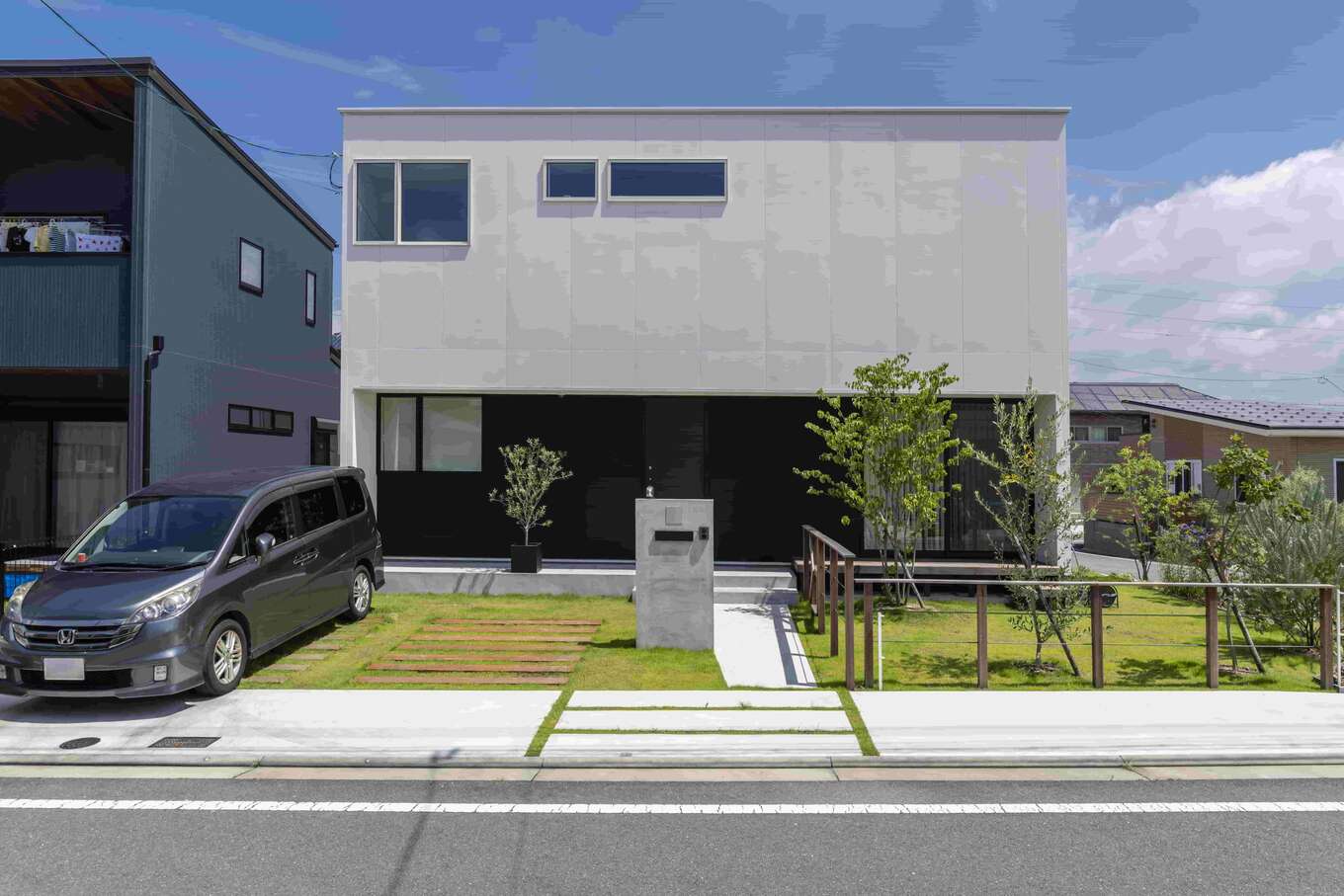 広い庭のある白い壁の家
